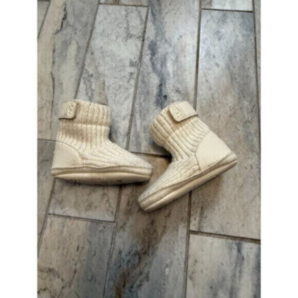 UGG Infant 4/5 12-18 months (UNISEX) Sklyar cream booties Style # 1143743I